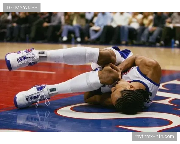 穆西亚拉巧妙化解对手犯规，闪耀赛场尽显球场智慧